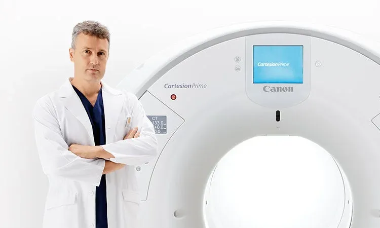 Medic lângă PET-CT-ul Cartesion Prime